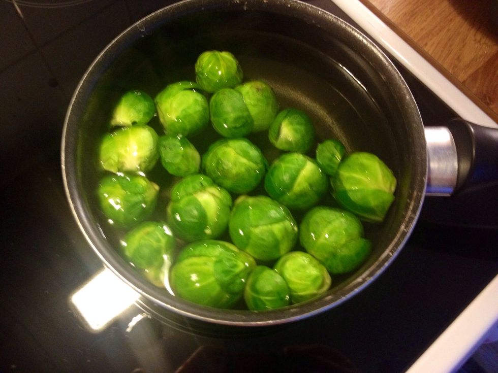 Boil the broussel sprouts for about 5-7 minutes. It is also possible to make this dish with raw broussel sprouts but we decided to cook them a bit.
