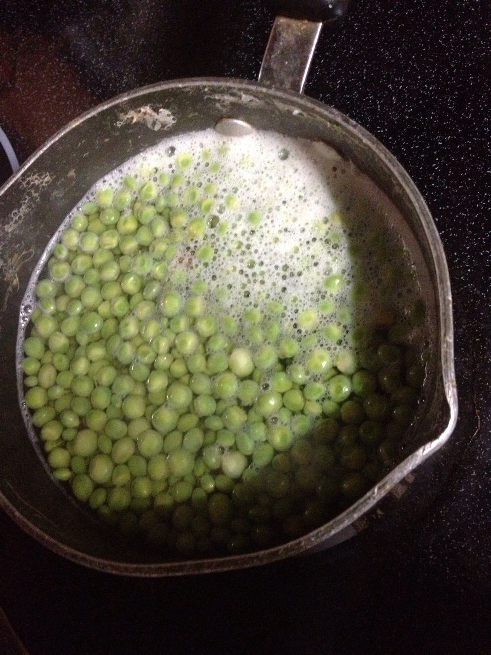 Boil the fresh green pigeon peas for 20 mints. If you are using canned peas, ignore this step.