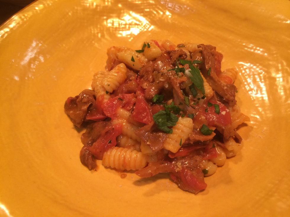 Boil the pasta in salty water, when done add it to the sauce we just prepared. Add chopped parsely. Here you have the final dish! Buon Appetito