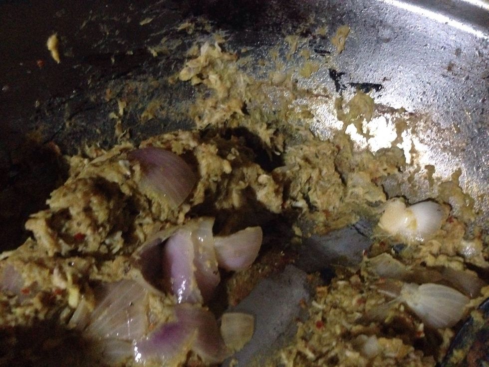 Boil the potatoes and the chicken. Temper the potatoes, chicken and onions. Mash them and make the filling. Add salt, soy sauce and lime.