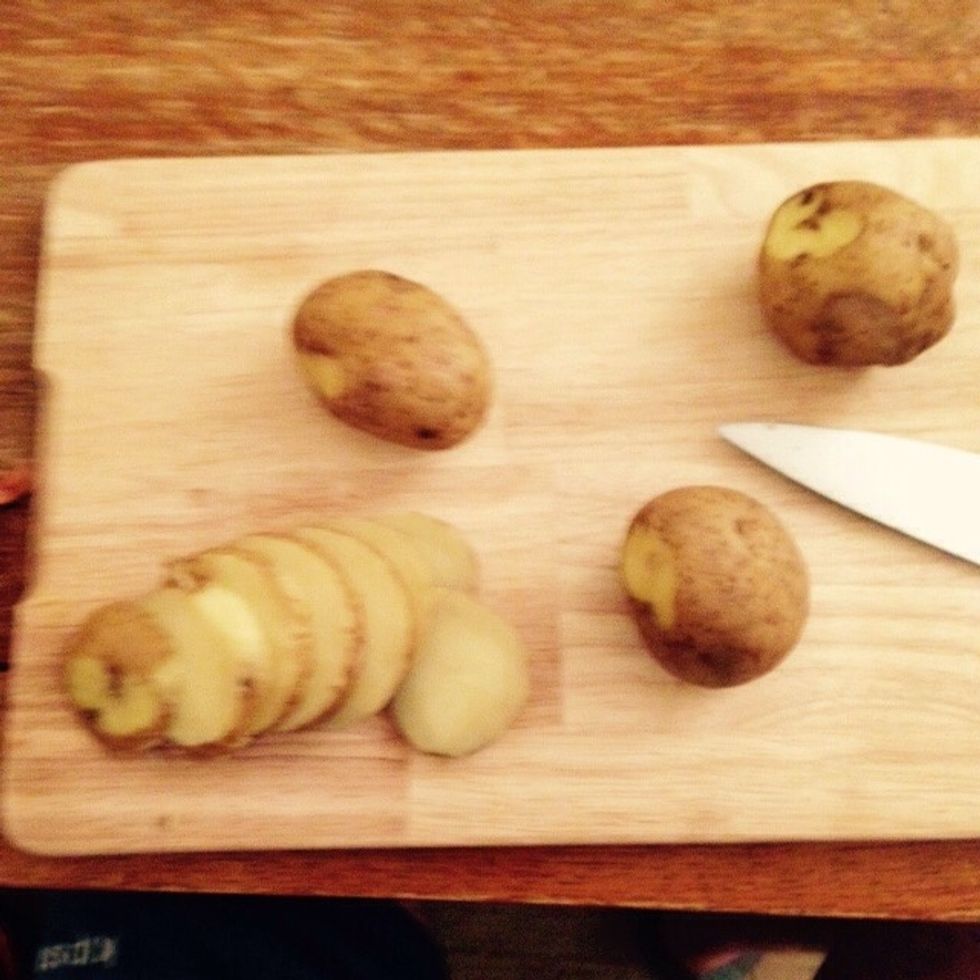 Boil the potatoes until partially cooked, drain and let cool down. If you want take the skin off, I like it on. Slice to 1/2cm thick.