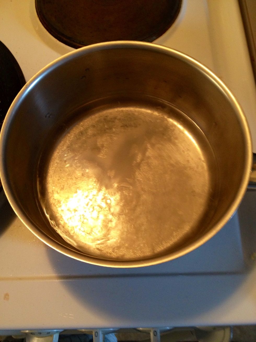 Boil the water, 400 ml, with the sugar.