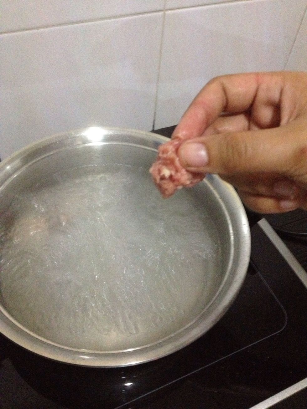 Boil the water and mold the pork balls