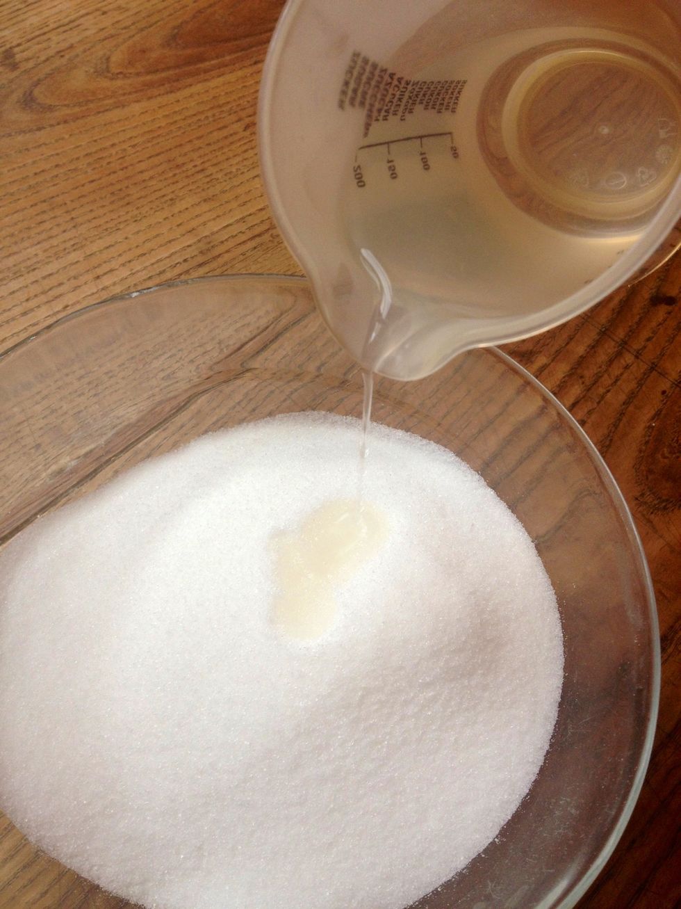 Boil the water. Put the sugar in a bowl. Add boiling water and mix to a syrup (in case of a problem, put the mixture on the stove until the sugar "based").