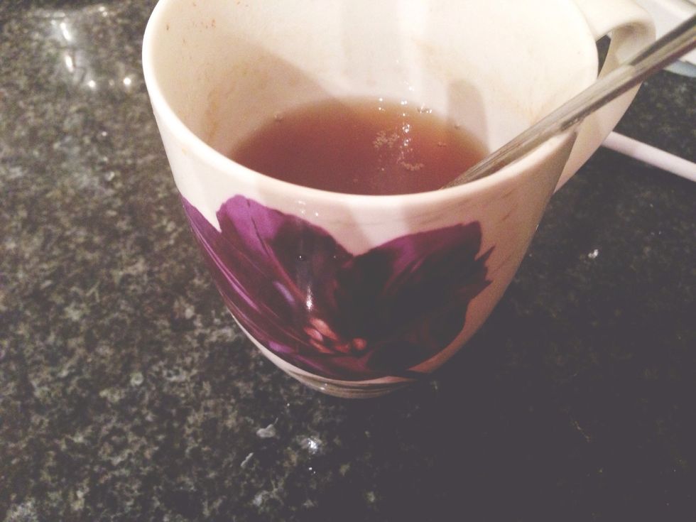 Boil water and add to the mug together with one chai tea bag. After 5 mins: take out the tea bag. Let the tea cool down for another 5 mins. Add almond milk, ice and sirup.