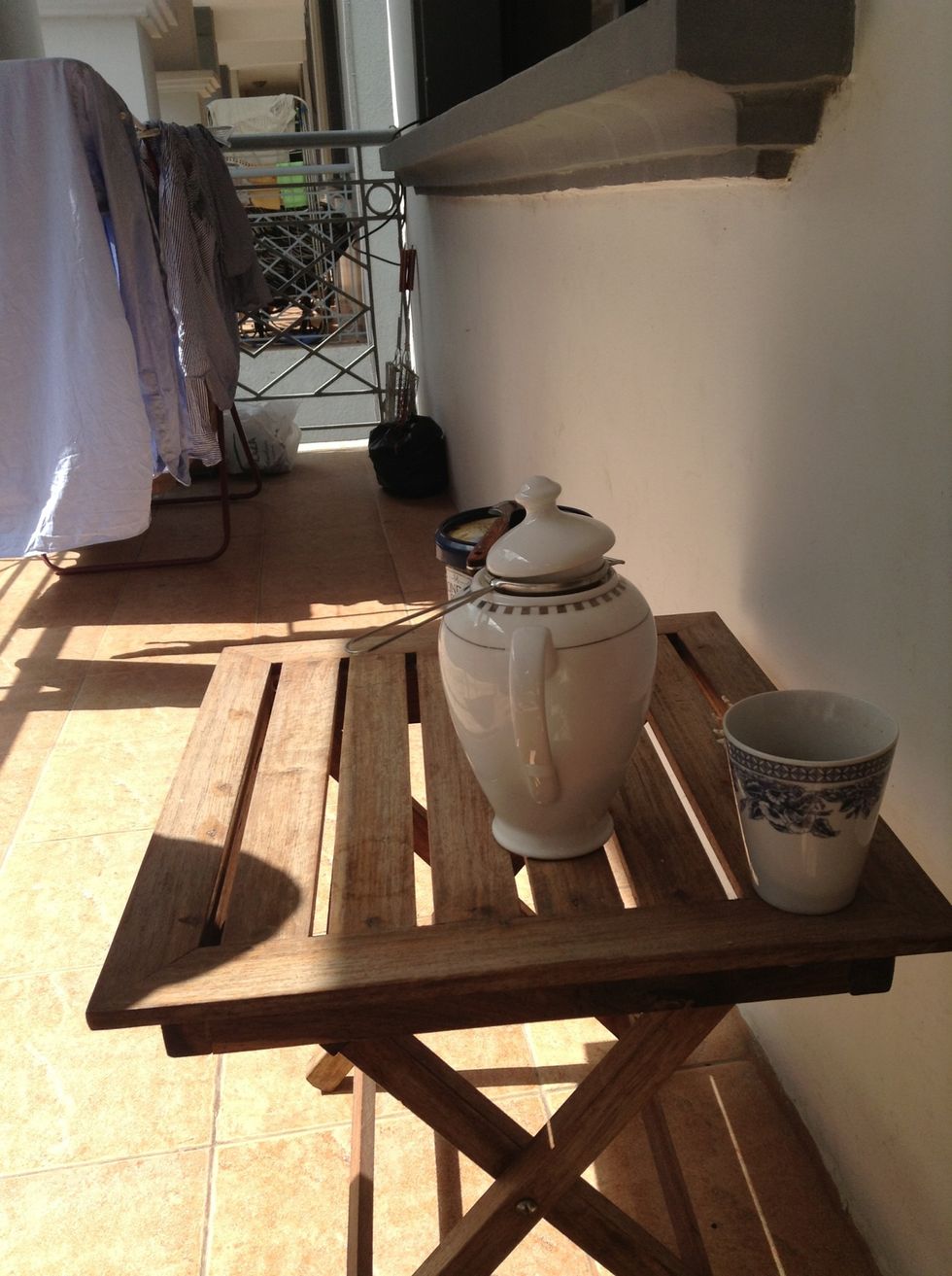 Boil water, and pour water into a tea pot together with coffee powder, Wait 2 minute till the coffee release flavour and the powder precipitate at the bottom of the teapot