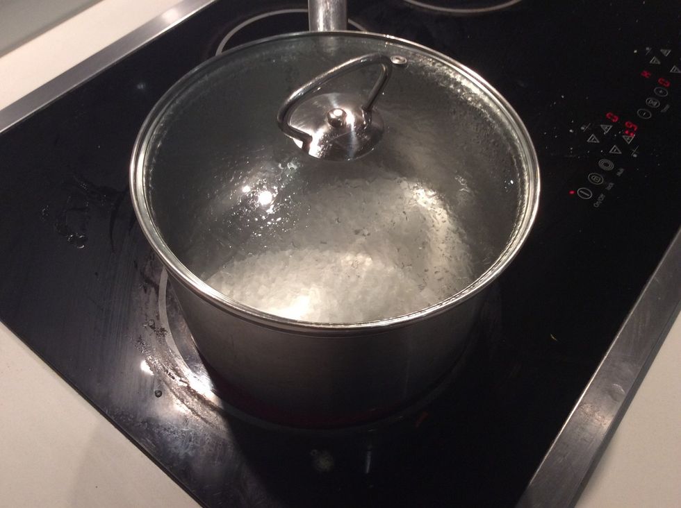 Boil water in a pot. Season with salt. Boil gnocchi for 5 minutes.