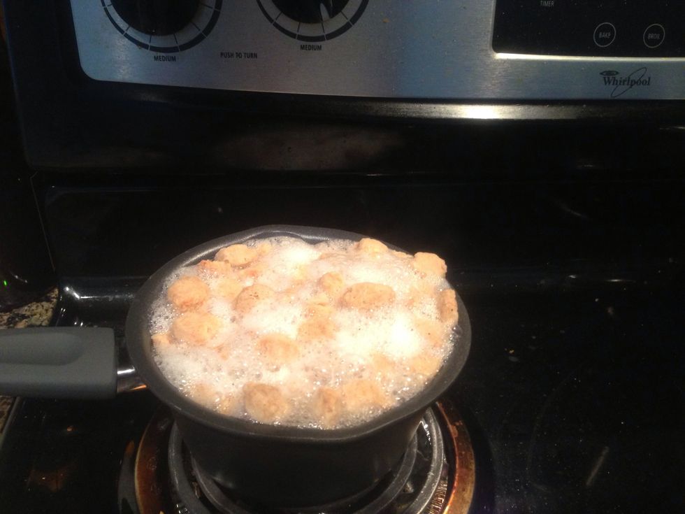 Boil water in a sauce pan. Put a pinch of salt and half a tbsp of grated garlic. Now add the soya chunks and let it boil for 2-3 mins. Turn off the heat and keep it aside to cool for half an hour.
