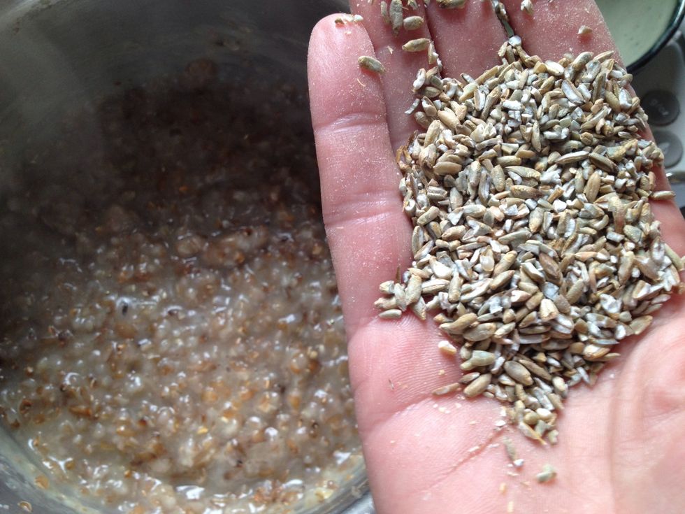 Boiled rye in the background, rye grain in front.