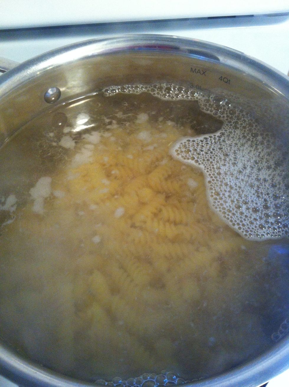 Boiling water. Adding spaghetti into boiling water and then stir occasionally around 8-10 minutes.