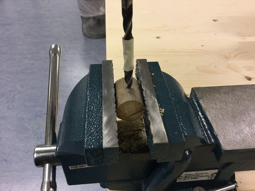 Borra 2 cm djupt (till tejpmarkeringen) med borr nr 8 p\u00e5 mitten av den korta delen.