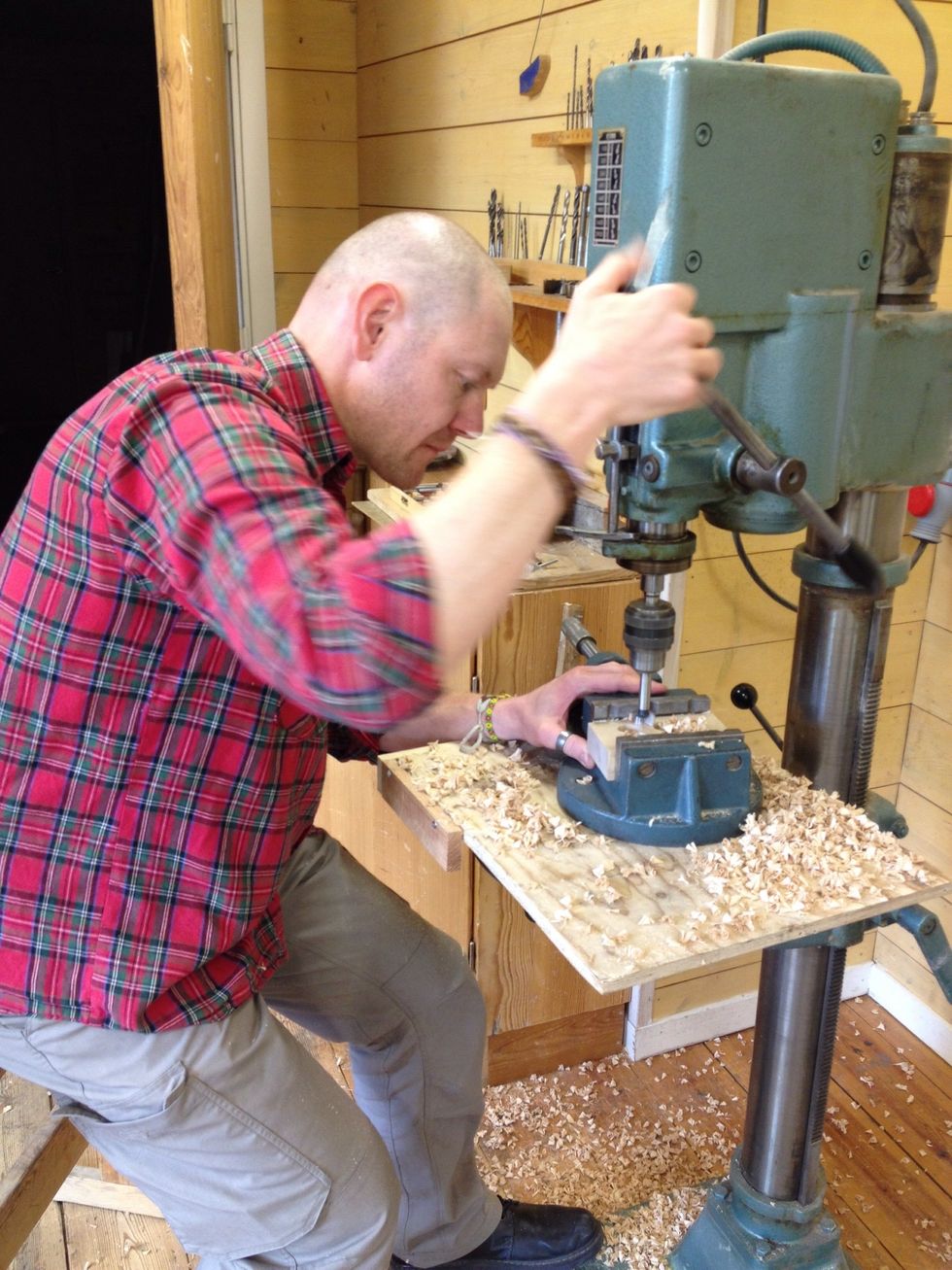 Borra ca 2 mm fr\u00e5n v\u00e4ggmarkeringarna.