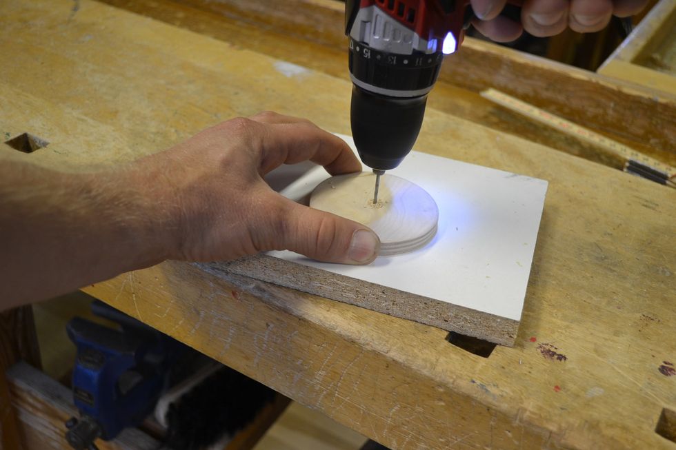 Borra ett 2mm h\u00e5l i centrum i den minsta och en av de st\u00f6rre bitarna.