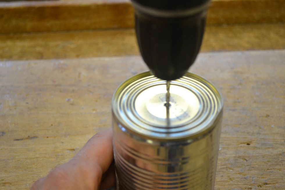 Borra ett 3mm h\u00e5l i mitten av botten av burken.