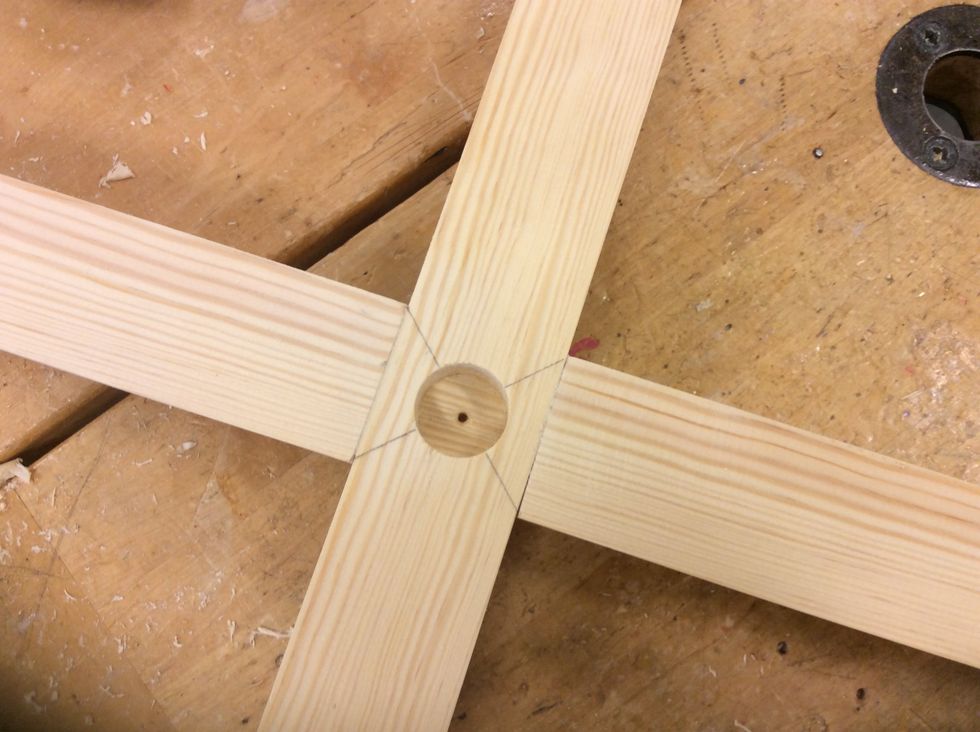 Borra ett h\u00e5ll i mitten som ska vara 2,5cm i diameter. D\u00e4r kommer du senare passa in svarvbenet.