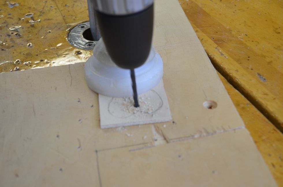 Borra h\u00e5l i plywoodbiten d\u00e4r du markerade med sylen.