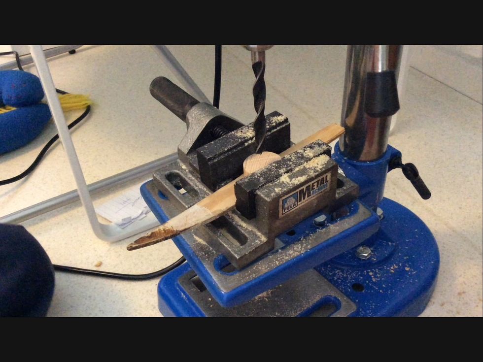 Borra h\u00e5l i rundstavs biten. Sj\u00e4lvklart m\u00e5ste h\u00e5let vara lite st\u00f6rre \u00e4n majblomman.