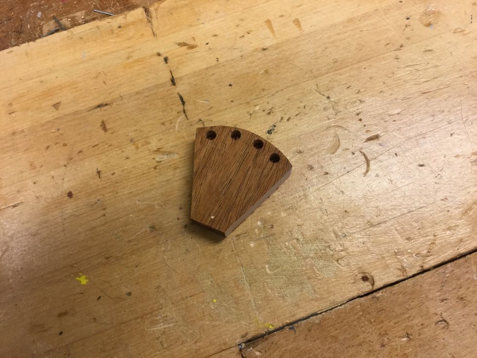 Borra h\u00e5l med 6 mm borr. Borra inte hela v\u00e4gen igenom!