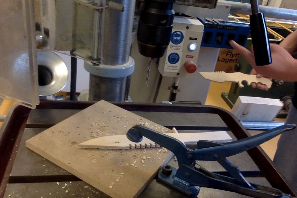 borra h\u00e5let med boren och anv\u00e4nd h\u00e5let som du gjorde med sylen och ett b\u00e5ren d\u00e4r