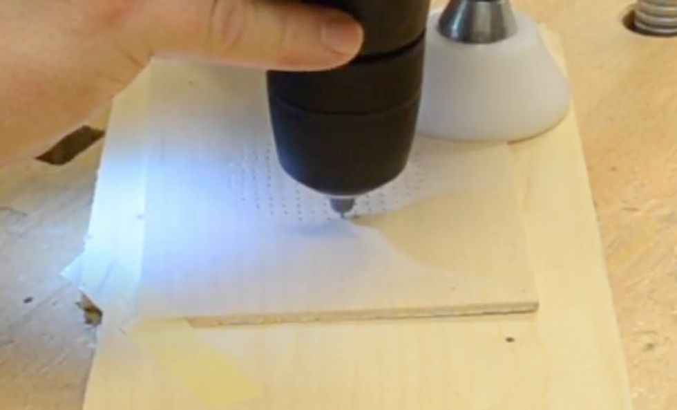 Borra i varje merkering med ett 1 mm tr\u00e4borr. Var f\u00f6rstiktig. Borret g\u00e5r av l\u00e4tt.