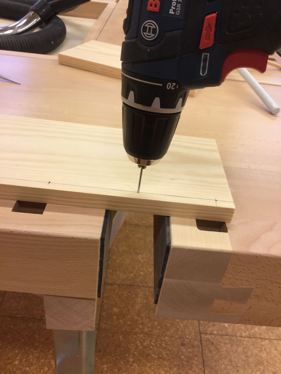 Borra igenom tr\u00e4biten d\u00e4r du har markerat med RITSPETSEN! OBS, H\u00c5LL BORRMASKINEN RAKT OCH AKTA B\u00c4NKEN!