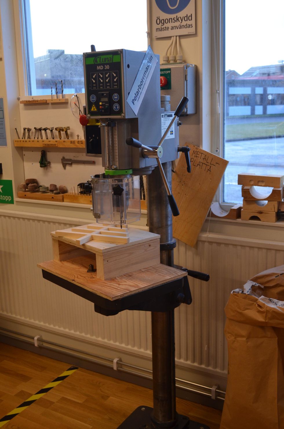 Borra med ett borr som \u00e4r anpassat efter din ledslinga. Du kan borra med pelarborrmaskinen eller en handborrmaskin