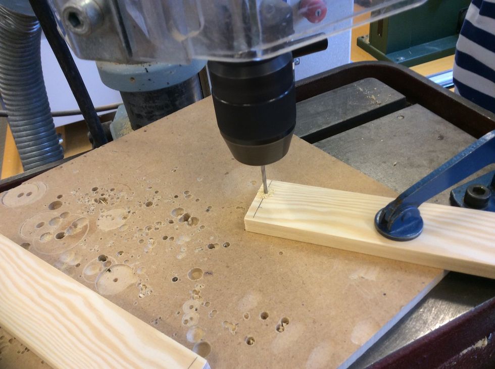 Borra med ett litet borr. OBS anv\u00e4nd skyddsutrustning och sp\u00e4nn fast br\u00e4dan. Prata med Fredrik innan du b\u00f6rjar.