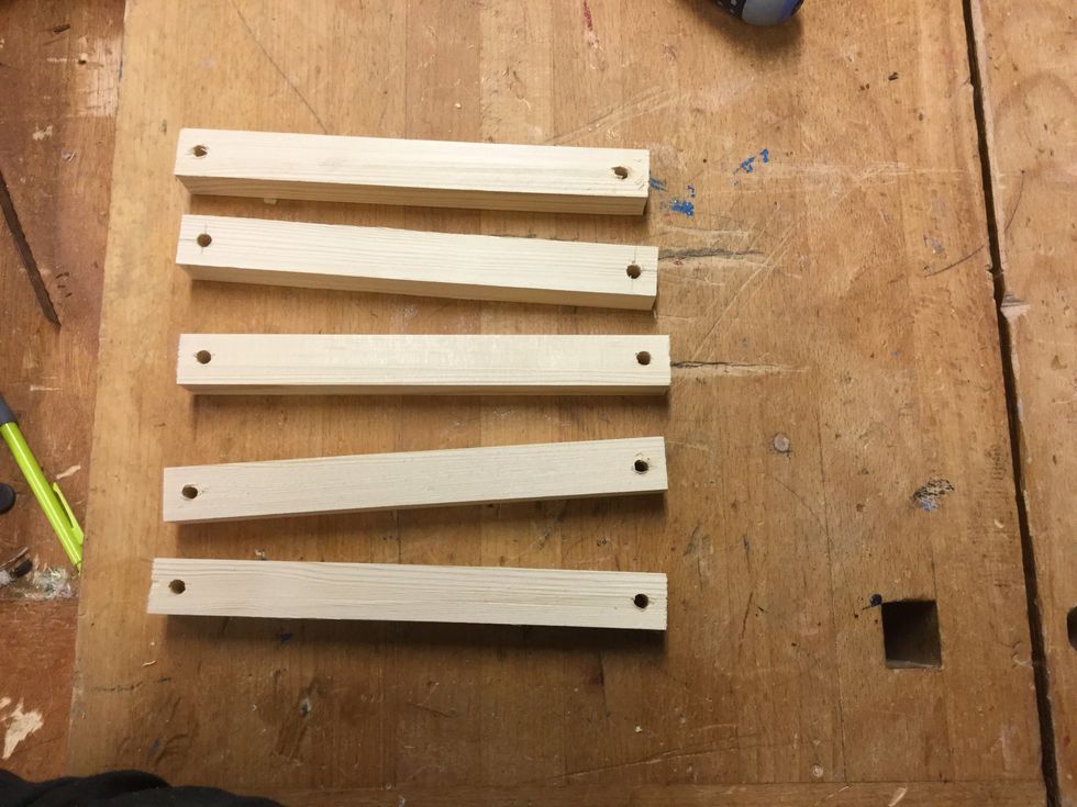 Borra mitt i korsen med 6 mm borr i pelarborren.