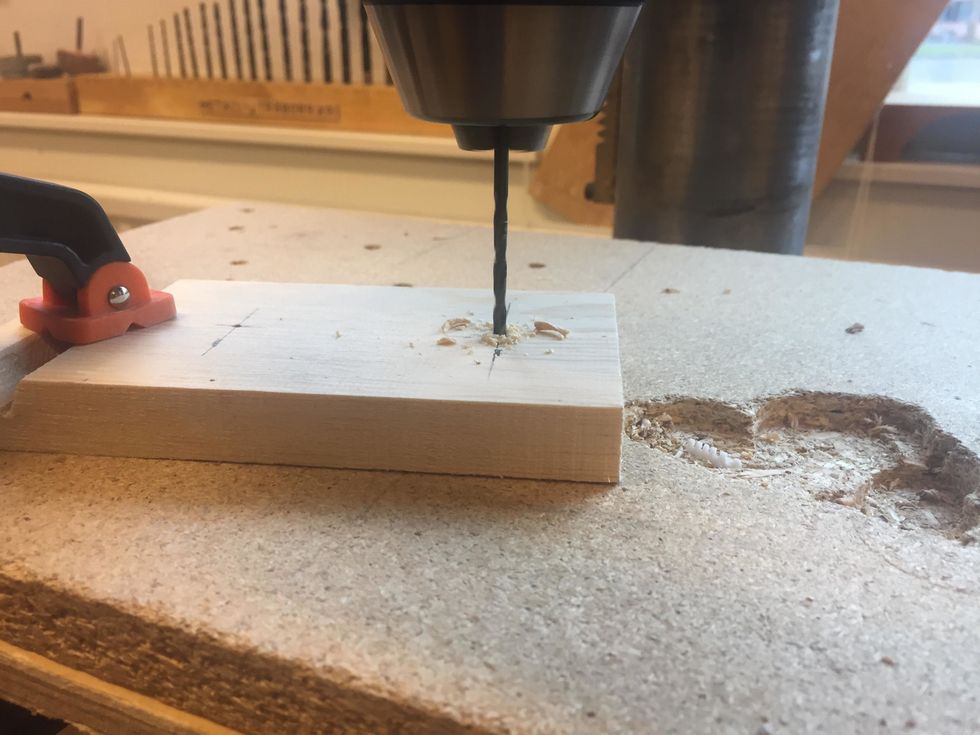 Borra rakt igenom med ett 2,5 mm borr