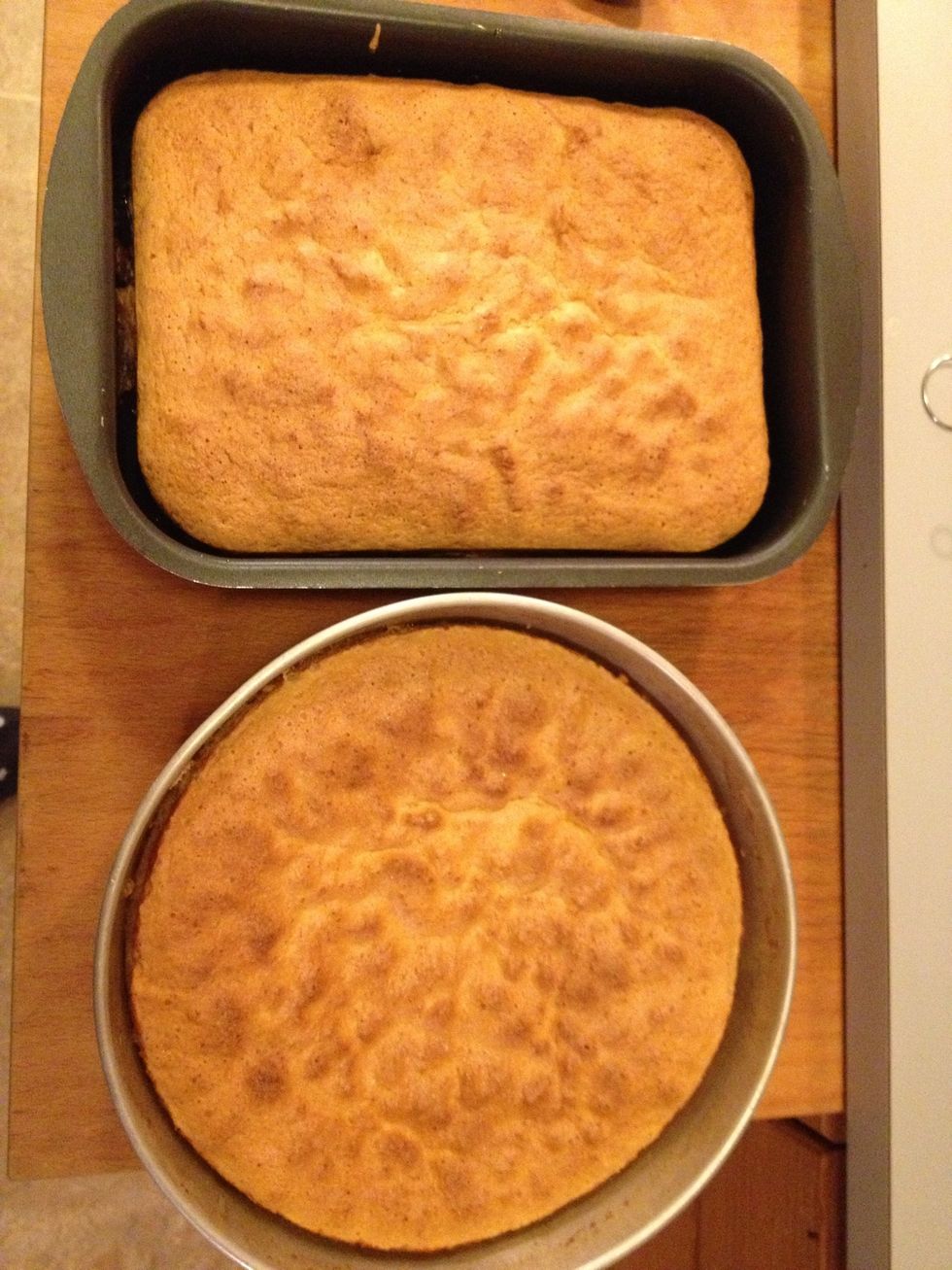 Both cakes done! The ooey gooey syrup is in the bottom so before serving it turn the cake upside down.