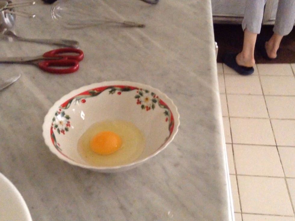 Brake 1egg in a bowl
