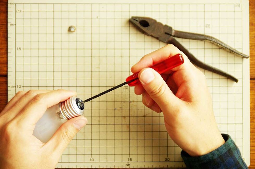 Break a grass of the tip with the use of the awl.