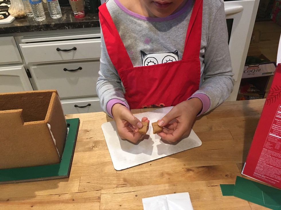 Break apart the small planter gingerbread pieces. You should have 4 pieces total.