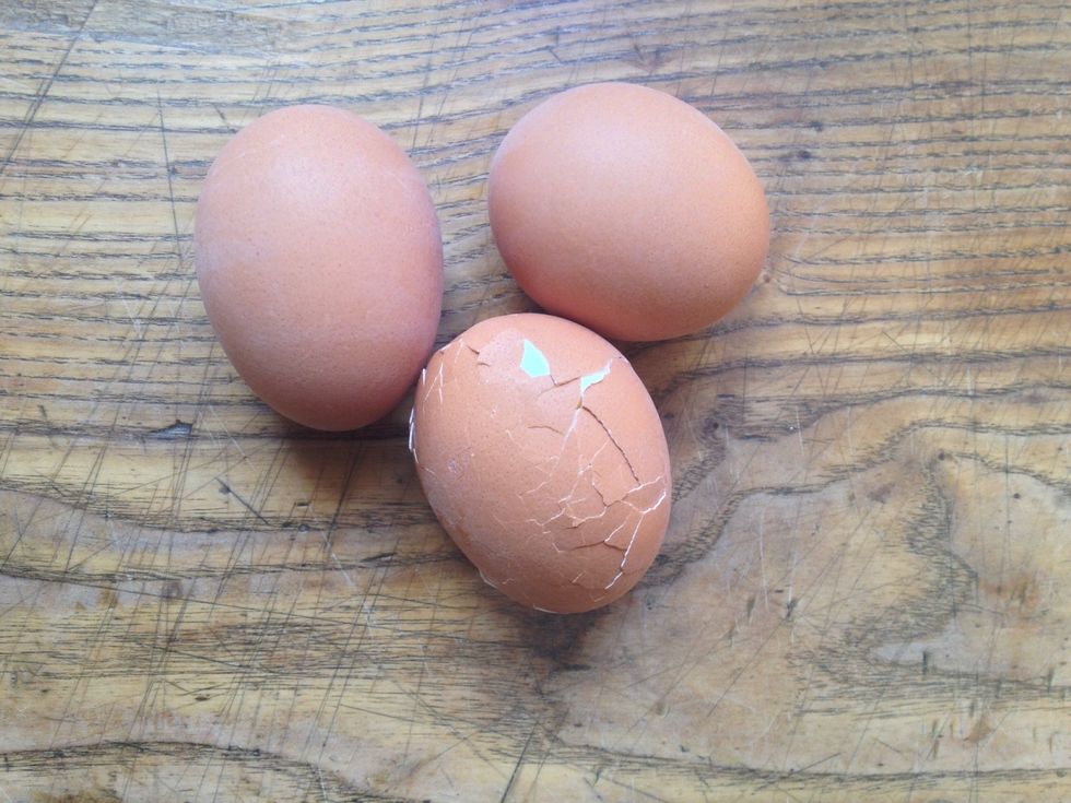 Break eggshells, for example by tapping on a hard surface (be careful not to break the egg).