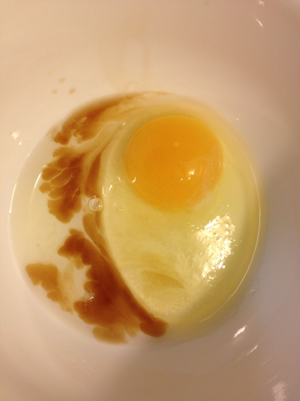 Break the egg in a bowl; add vanilla, and another pinch of salt.