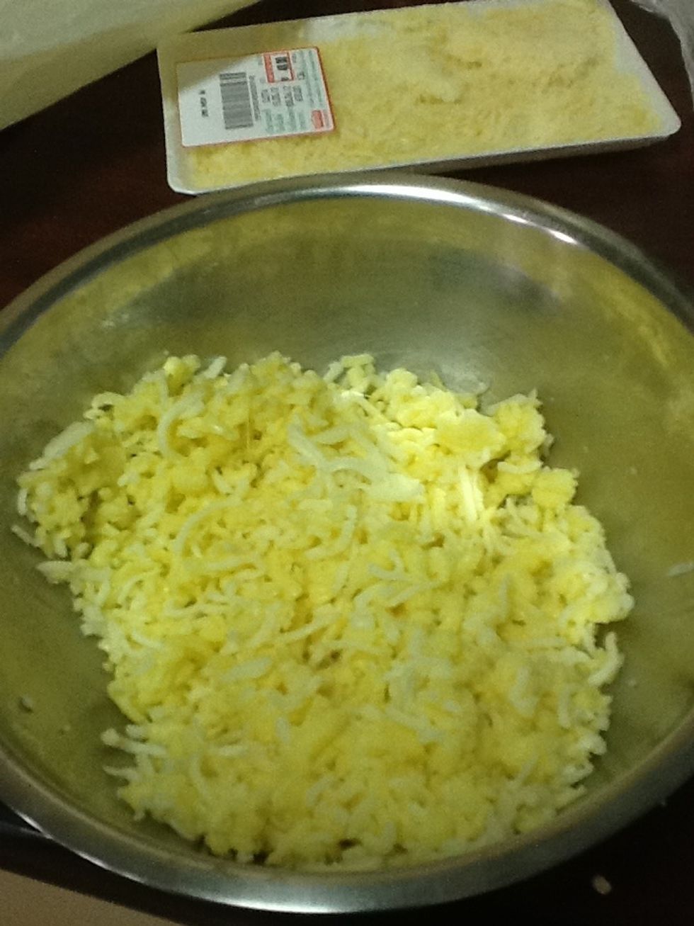 Break the mozzarella into pieces in a bowl.