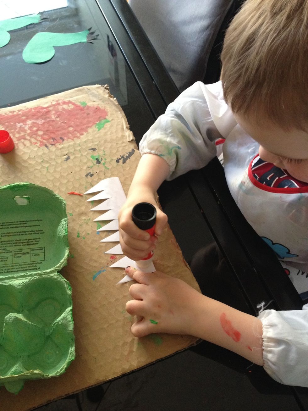 Breng een flinke laag lijm aan op de tanden...