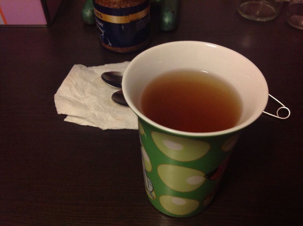 Brew for less than a  minute, the color should be around this shade of red. Notice that once the strainer is out, the level of the water is decreased.