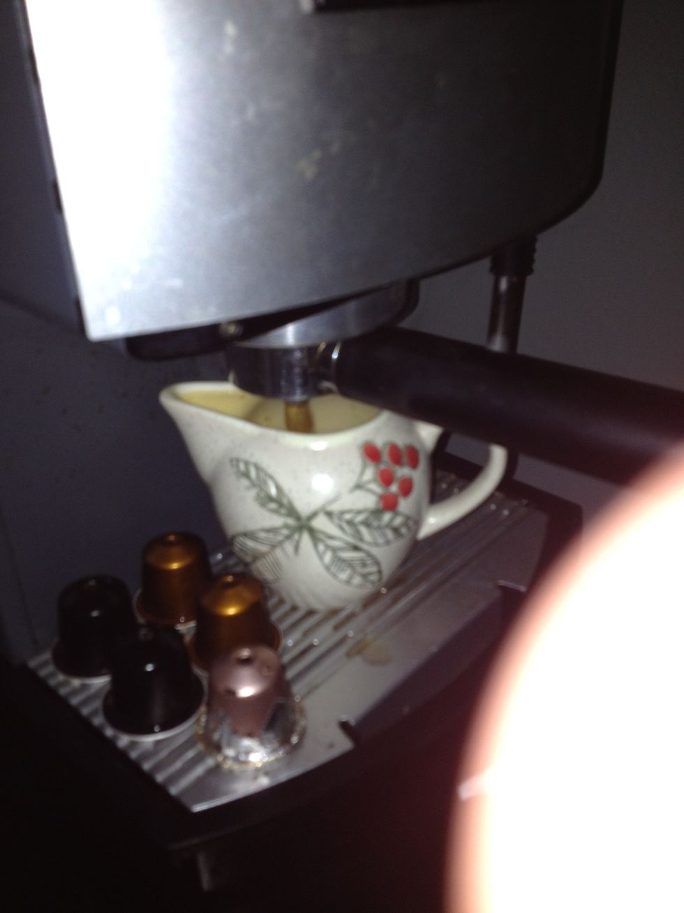 brew the nespresso coffee into the glass
