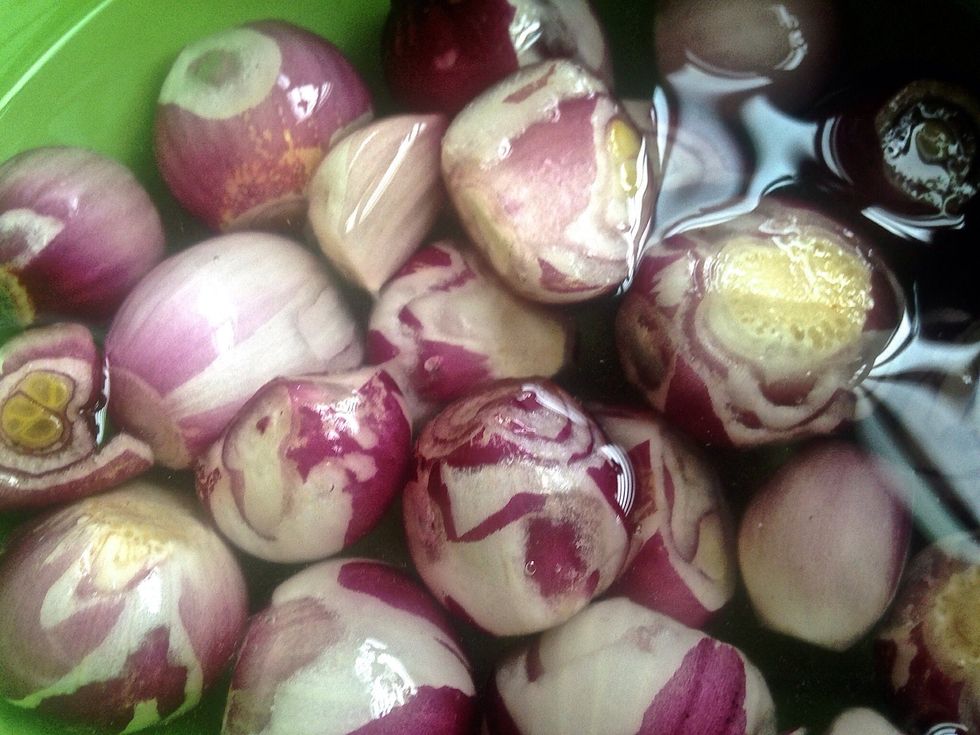 Briefly rinse the shallots in the salt water.