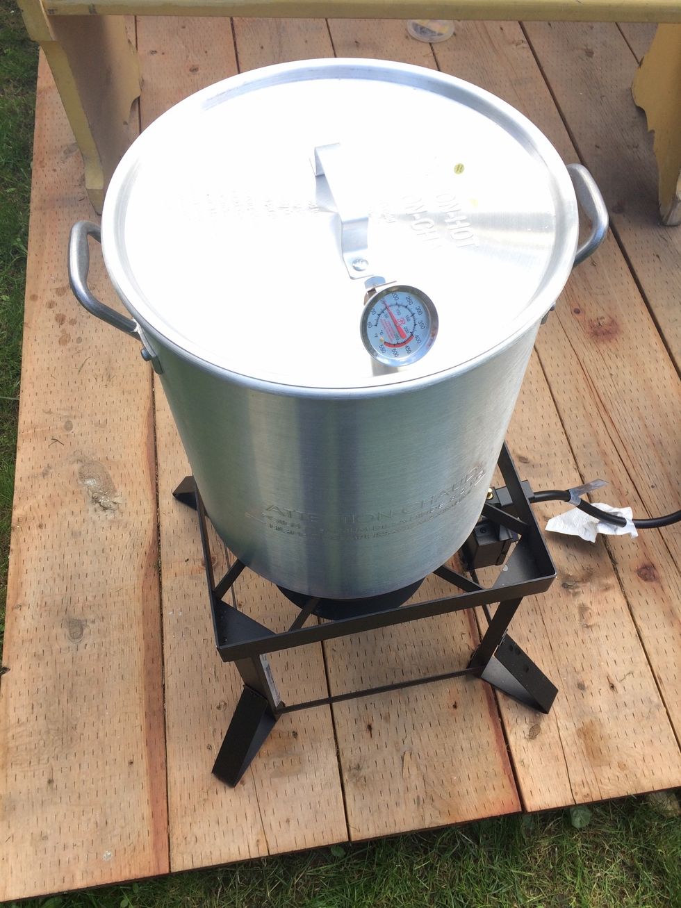 Bring 18 qt (4.5 gallons) to 200F in a separate 10gal pot. This will be your sparge water.