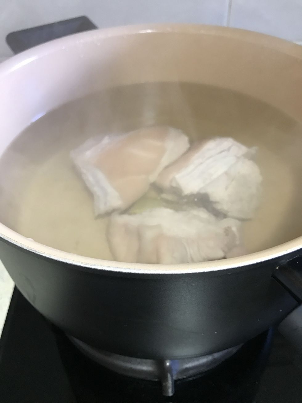 Bring a large pot if water to boil & put to pork belly in, let the 'soup' boil in medium heat for 30 min