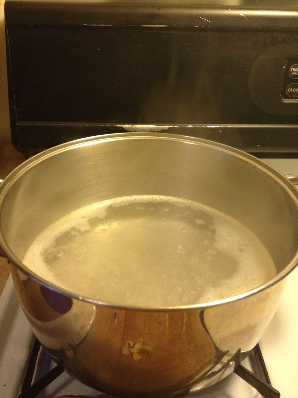 Bring a pot of water to a boil with salt, and put in the spaghetti. *You can add about 2 tablespoons of butter to soften the spaghetti.*