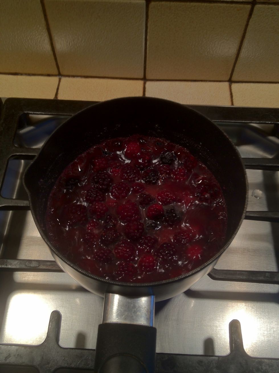Bring blackberries, 2 tbsp sugar, cornstarch, and water to a boil. Boil until thick (4-5 min)