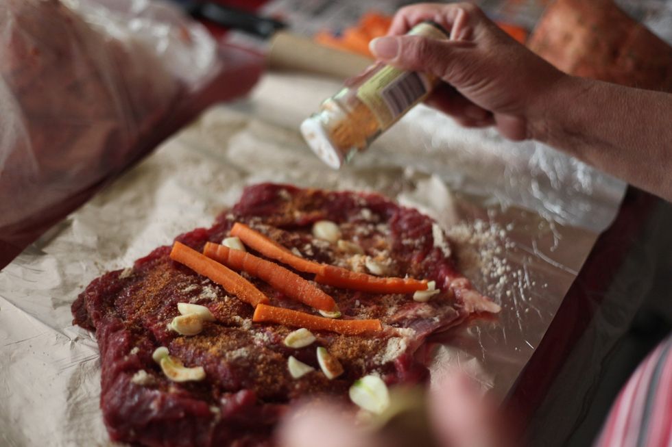 Bring in the expert, my Mum! Place some carrots on the meat and sprinkle all purpose seasoning on top. Pls remember that you have beef stock powder already. Not too salty ok?