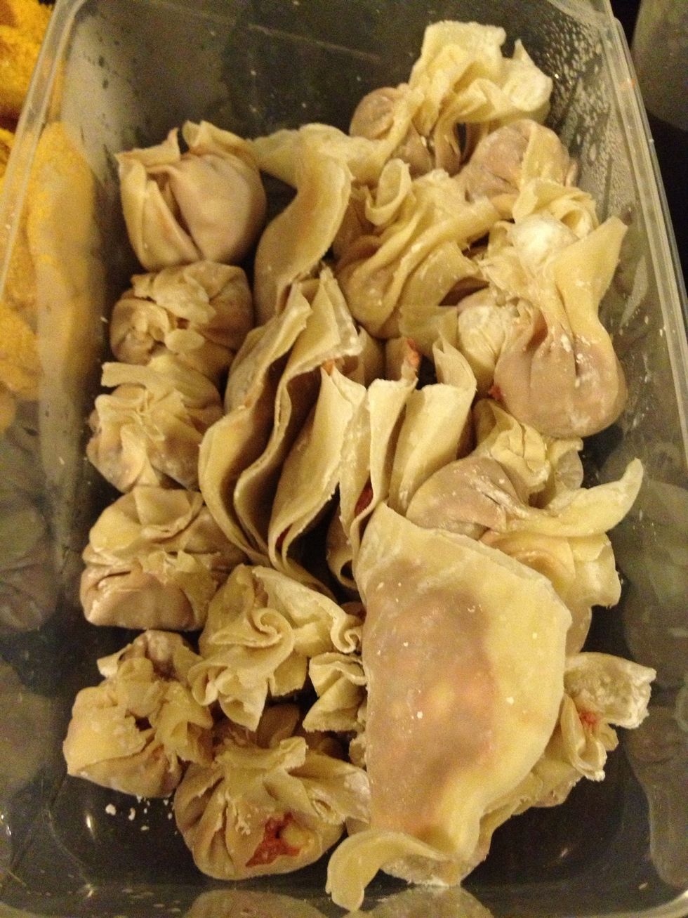 Bring the corners together and squeeze to form a "money bag". I make 2 design style for the rest of wrapper. Set aside and boil the water.