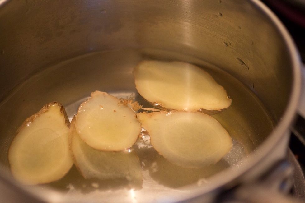 Bring the ginger slices and water / broth to a boil