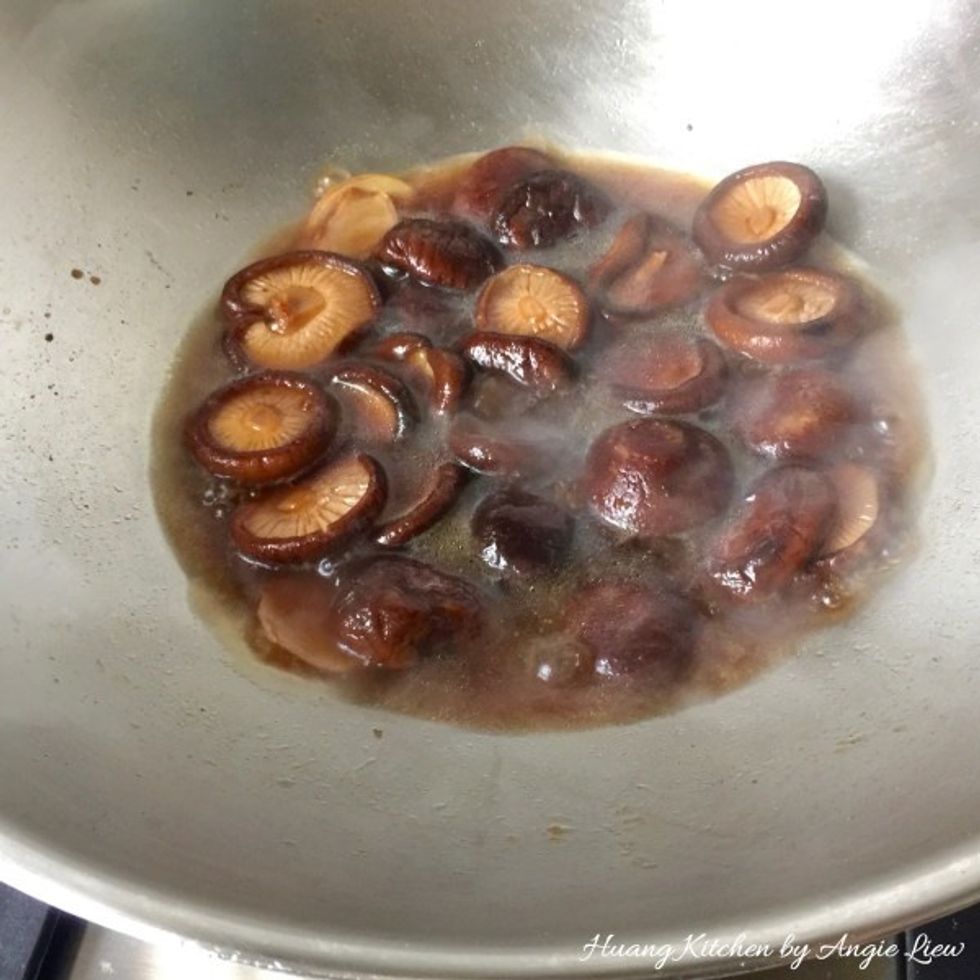 Bring the mushroom fluid to a boil.