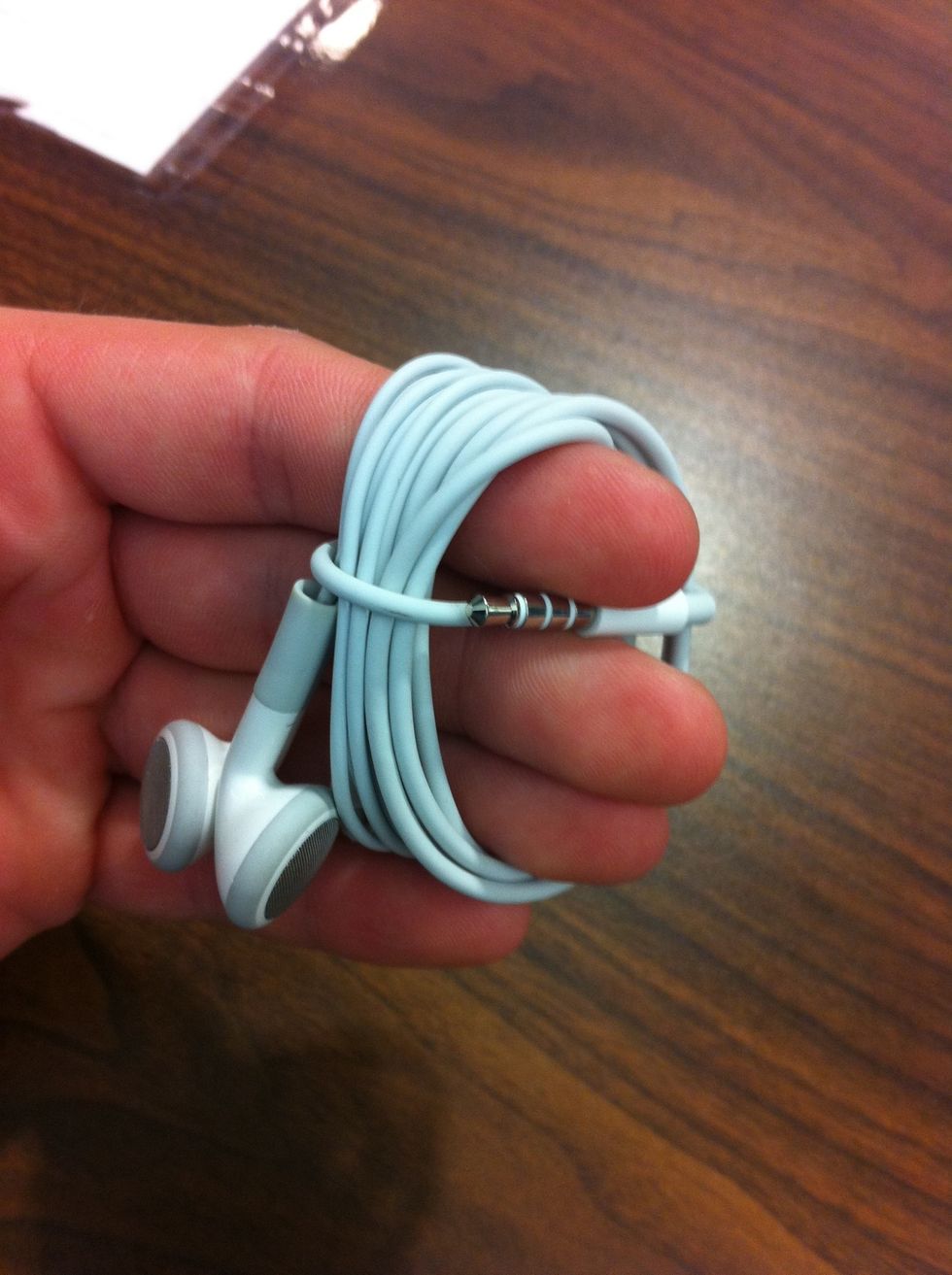 Bring the plug across the loops on the back and bring it back under your index finger.