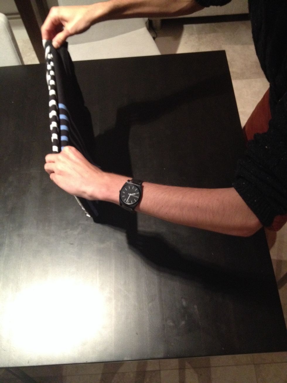 Bring your middle hand out from under the fold of the t-shirt, and straighten out the t-shirt